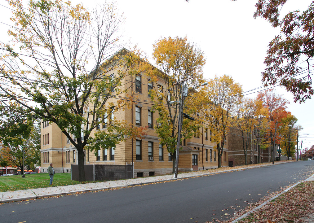 The School Apartments in New Britain, CT - Foto de edificio