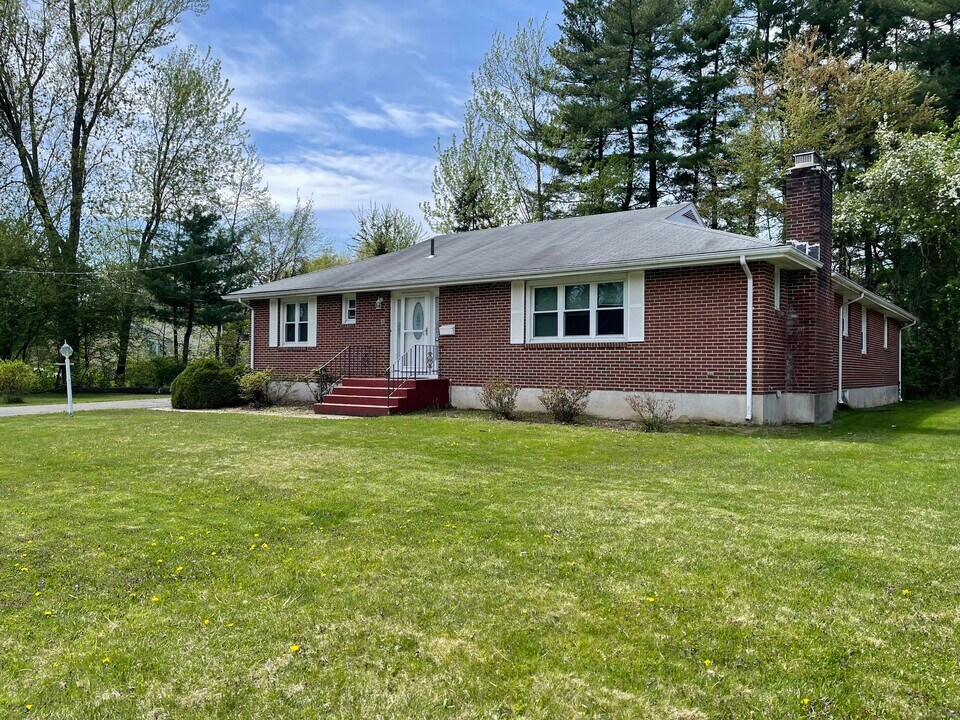 25 Lindy Ln in West Hartford, CT - Building Photo