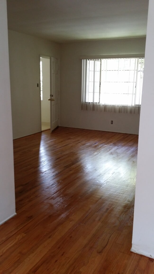 1237 N Brand Blvd in Glendale, CA - Foto de edificio - Building Photo