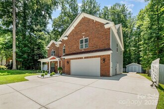 Room in House on Knollwood Cir in Charlotte, NC - Building Photo - Building Photo