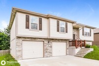 204 NE Hannah Ct in Grain Valley, MO - Foto de edificio - Building Photo