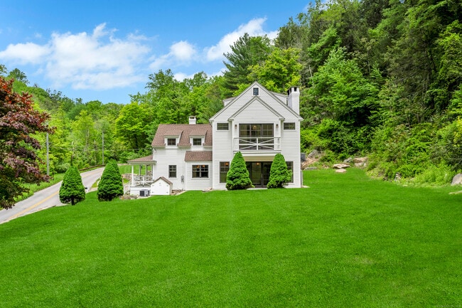 153 Valley Forge Rd in Weston, CT - Building Photo - Building Photo