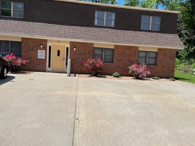418 Christopher Pl in Jefferson City, MO - Foto de edificio