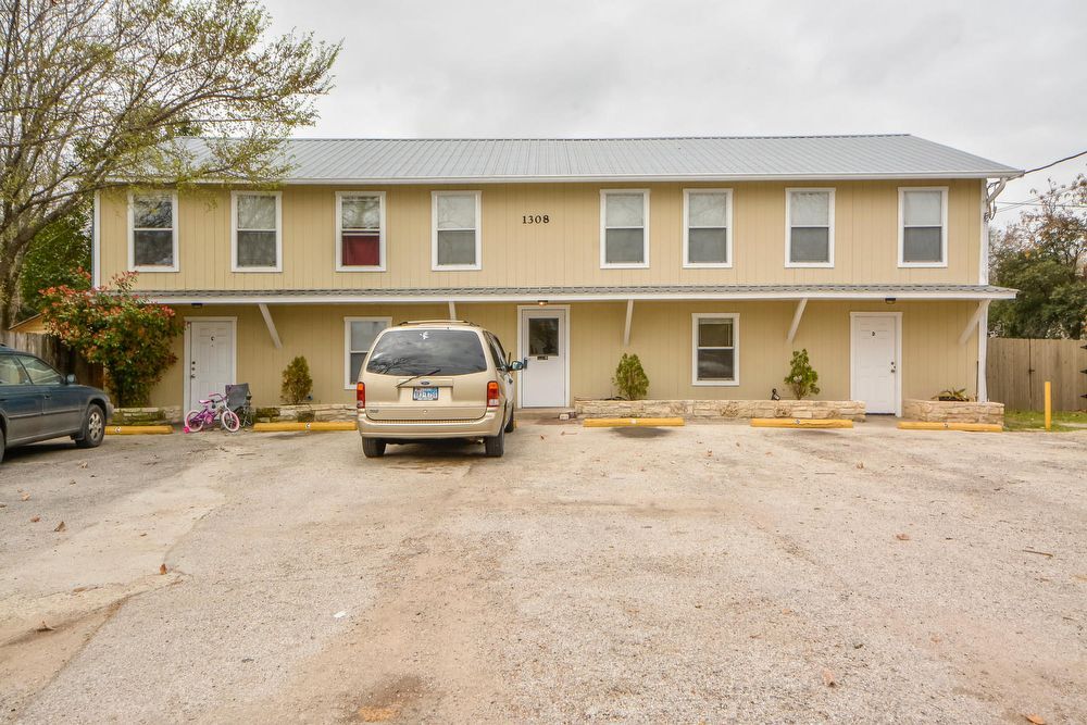 1308 Pine St-Unit -B in Georgetown, TX - Building Photo