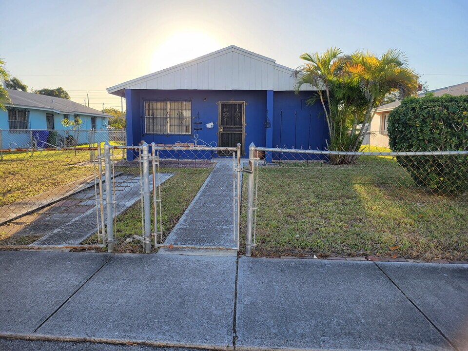 1938 NW 2nd Ct in Miami, FL - Building Photo