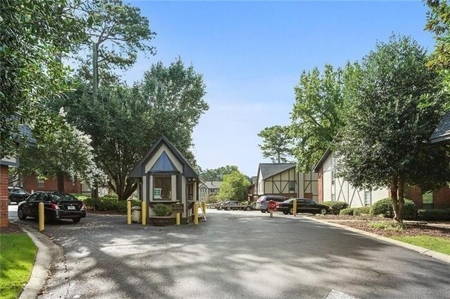 6851 Roswell Rd in Sandy Springs, GA - Building Photo - Building Photo