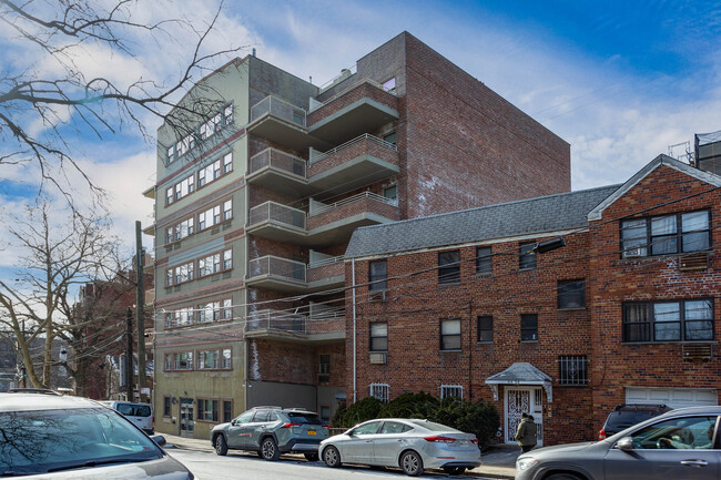 84-42 Smedley St in Jamaica, NY - Foto de edificio - Building Photo