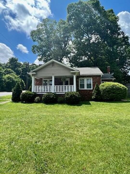 201 Montreat Rd in Black Mountain, NC - Building Photo