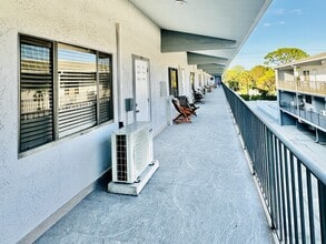 826 Wiggins Pass Rd in Naples, FL - Building Photo - Building Photo