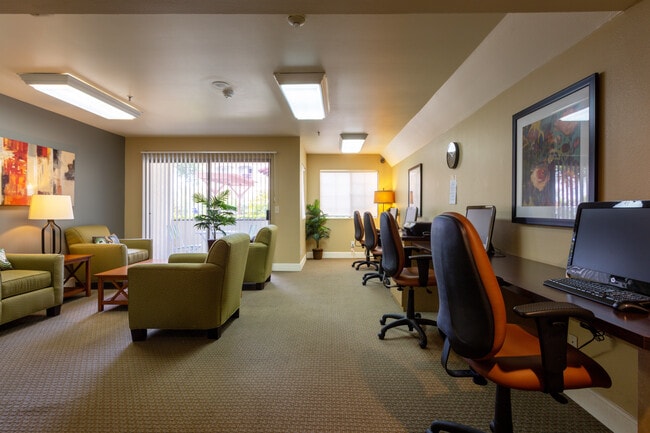 The Huntington Breeze in Huntington Beach, CA - Building Photo - Interior Photo