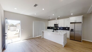 5169 La Dorna St in San Diego, CA - Building Photo - Building Photo