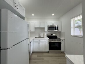 100 Edgewater Dr in Miami, FL - Foto de edificio - Building Photo