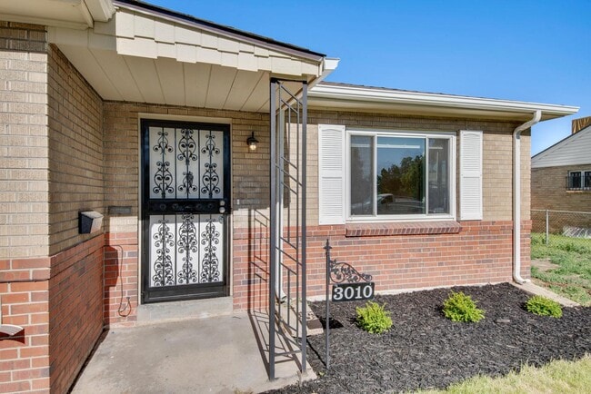 Move-in-ready Park Hill home with oversize in Denver, CO - Building Photo - Building Photo