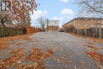 383-383 Buena Vista Ave in Oshawa, ON - Building Photo - Building Photo