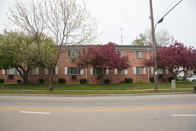 Heritage House in Saukville, WI - Foto de edificio - Building Photo