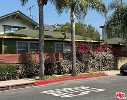 802 Superba Ave in Los Angeles, CA - Building Photo
