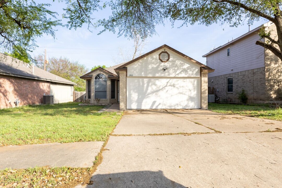 13921 Greinert Dr in Pflugerville, TX - Building Photo