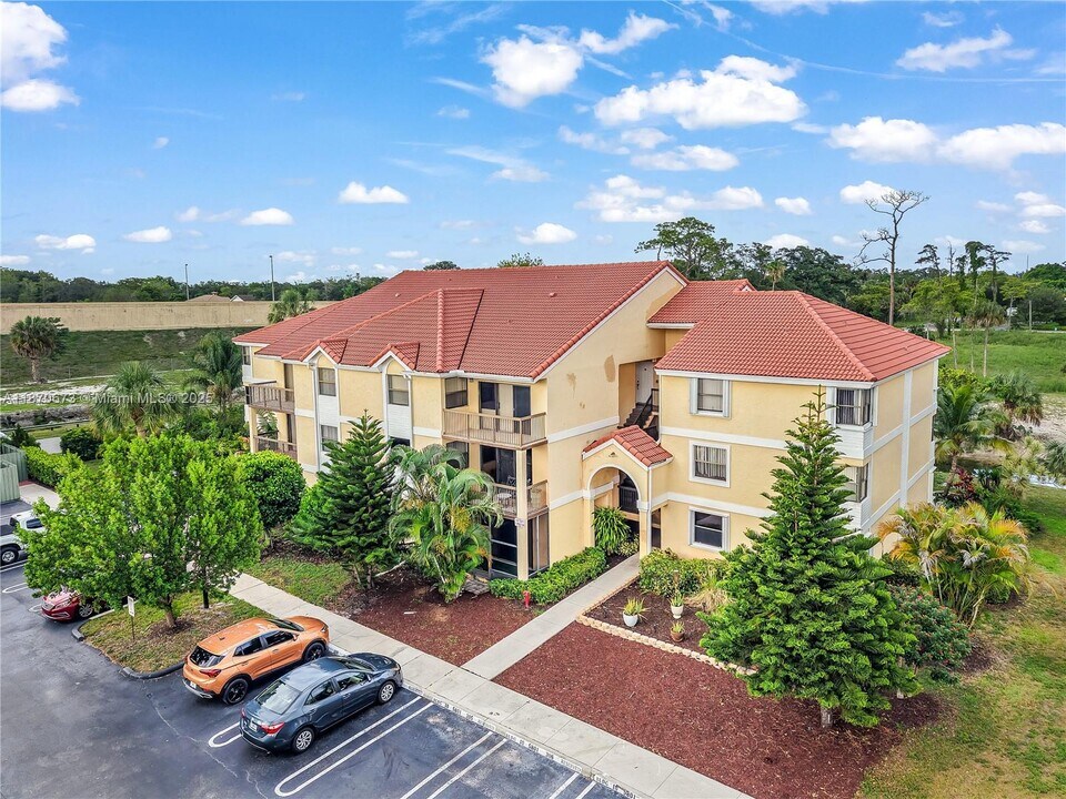 5801 Riverside Dr in Coral Springs, FL - Building Photo