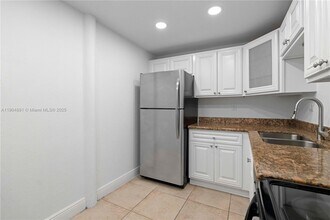 1800 Sans Souci Blvd in North Miami, FL - Foto de edificio - Building Photo