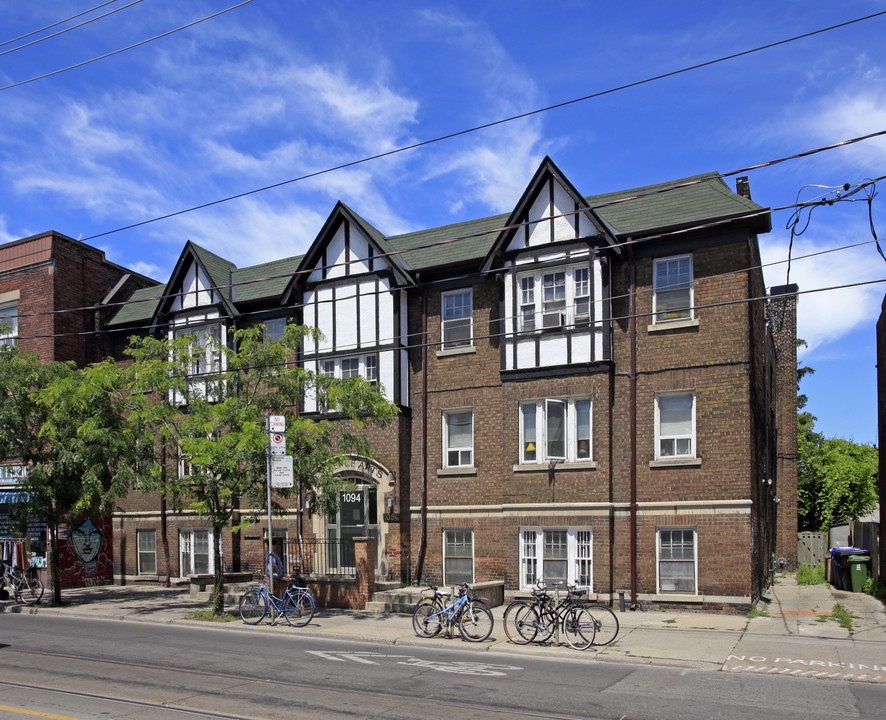 1094 College St in Toronto, ON - Building Photo