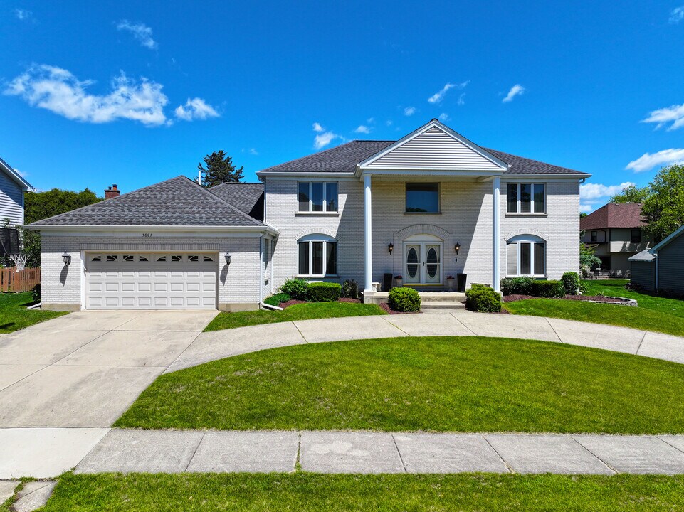 5804 N Corona Dr in Palatine, IL - Building Photo