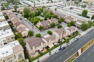 543 W Arrow Hwy in Azusa, CA - Foto de edificio - Building Photo