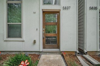 5837 E Post Oak Ln in Houston, TX - Building Photo - Building Photo