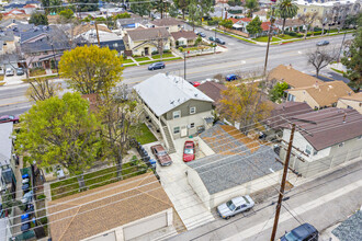 2813 W Victory Blvd in Burbank, CA - Building Photo - Building Photo