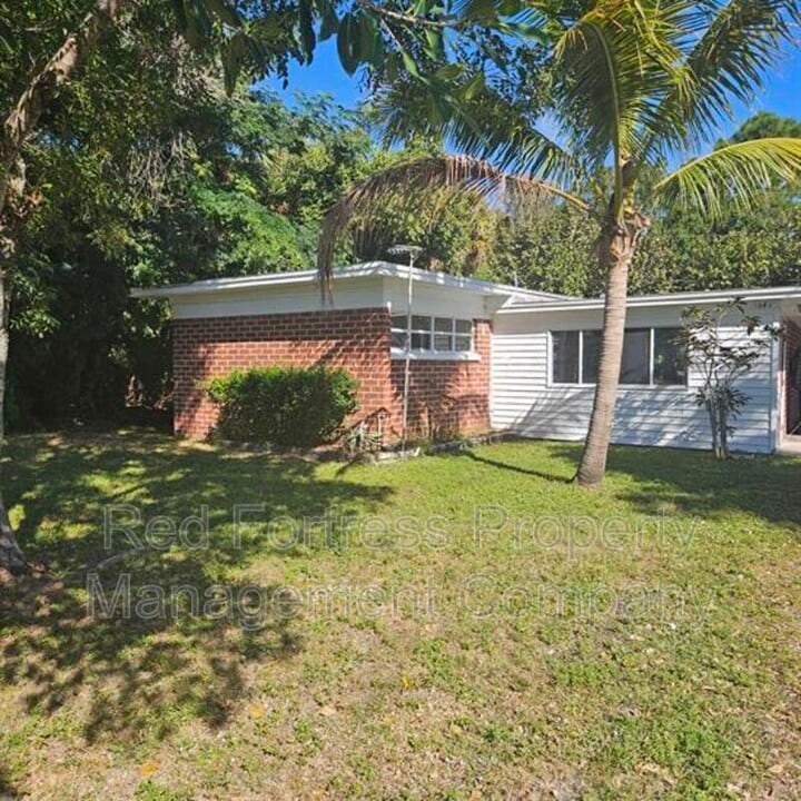 1641 Moreno Ave in Ft. Myers, FL - Building Photo
