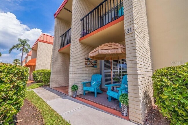 10365 Paradise Blvd, Unit 21 in Treasure Island, FL - Building Photo - Building Photo