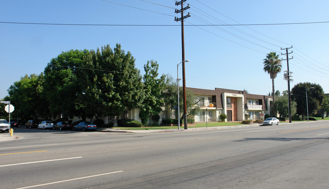 Burbank Gardens in Van Nuys, CA - Foto de edificio - Building Photo