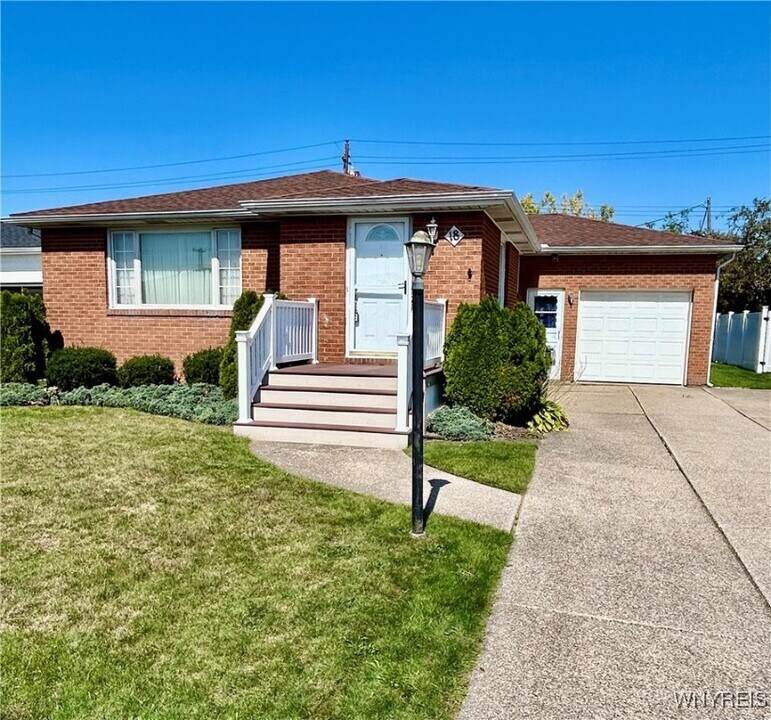 18 Mary Lou Ln in Depew, NY - Building Photo