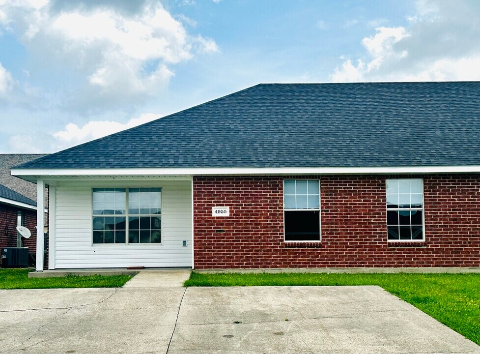 4955 E Vintage Ln in Lake Charles, LA - Building Photo