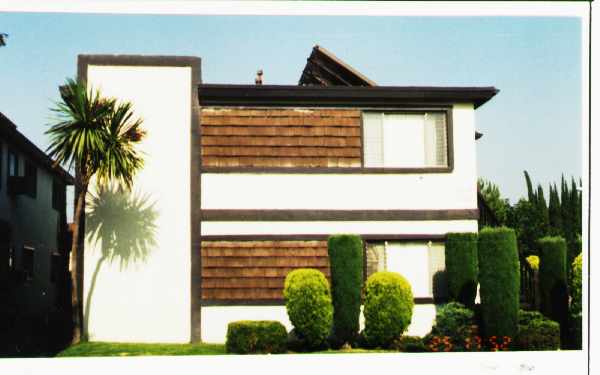 130-136 N Grandview Ave in Covina, CA - Foto de edificio - Building Photo