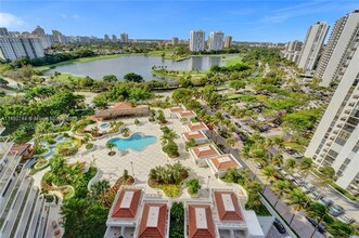 20281 E Country Club Dr, Unit 811 in Aventura, FL - Building Photo - Building Photo