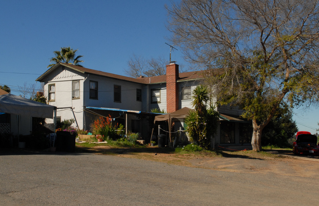 1115 S Santa Fe Ave in Vista, CA - Building Photo