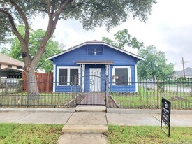 933 Lamar St in San Antonio, TX - Building Photo