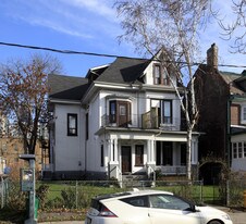 123 Huron St in Toronto, ON - Building Photo