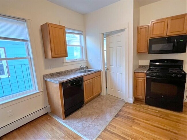 37 Oak St, Unit 2F in Somerville, MA - Building Photo - Building Photo