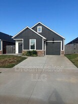 1002 Riva Pkwy in Norman, OK - Building Photo