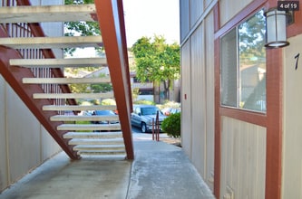 5462 Adobe Falls Rd, Unit 7 in San Diego, CA - Foto de edificio - Building Photo