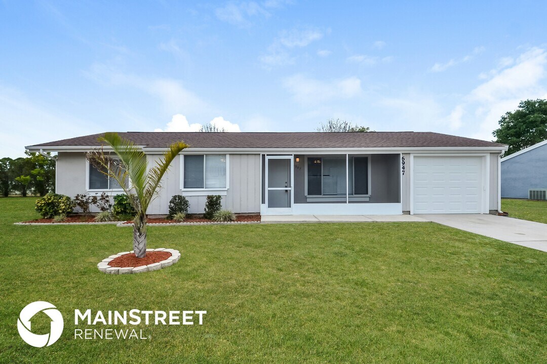 6947 Roslyn Ct in North Port, FL - Building Photo