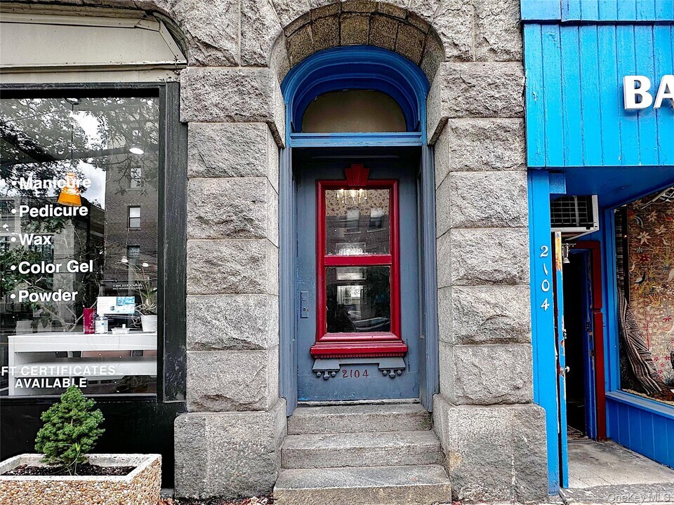 2104 Boston Post Rd in Larchmont, NY - Foto de edificio