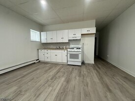 52 Stuyvesant Ave in Lyndhurst, NJ - Building Photo