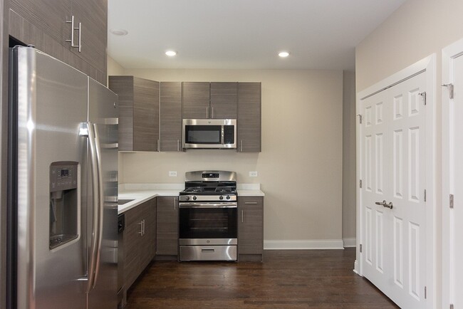 2228 N Sawyer Ave, Unit W2 in Chicago, IL - Building Photo - Building Photo