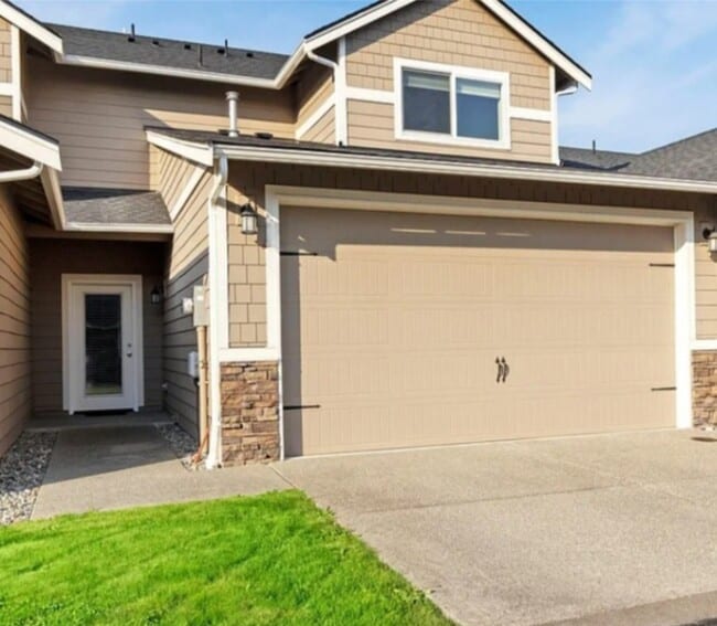 8319 174th Street Ct E in Puyallup, WA - Foto de edificio - Building Photo