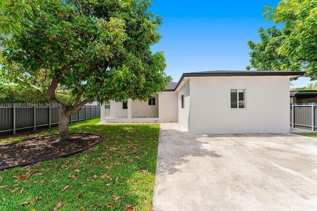 6471 SW 43rd St in Miami, FL - Building Photo - Building Photo
