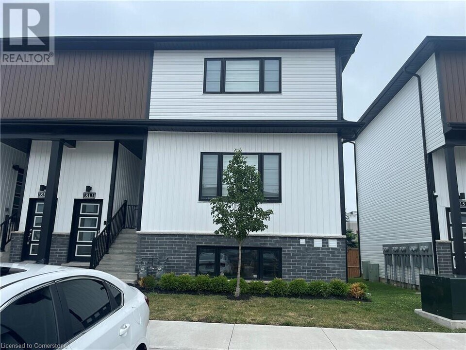 4263 Fourth Ave in Niagara Falls, ON - Building Photo