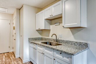 Michael Manor Apartments in Portland, OR - Foto de edificio - Building Photo