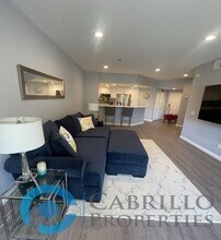 640 Camino De La Reina in San Diego, CA - Building Photo - Building Photo